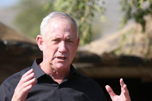 על הראש של נתניהו: גנץ מתנגד לסגר לילי ותומך בקנסות