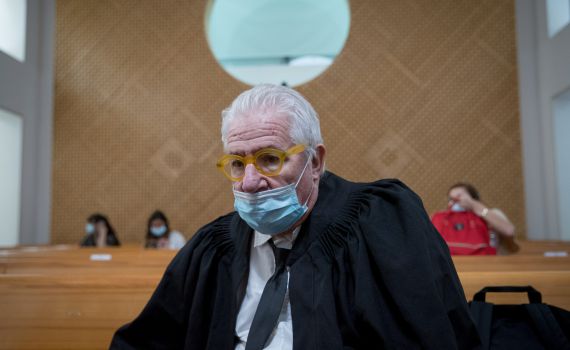 העו"ד המוכר סיפר בעיתון: נוהג לגנוב ספרים מבתי אבלים