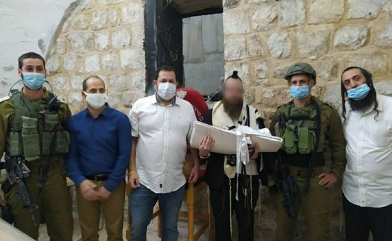 תיעוד מבפנים: ברית מילה בקבר יוסף