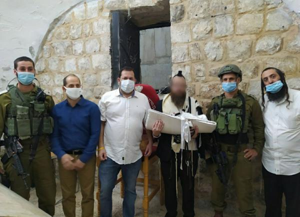 תיעוד מבפנים: ברית מילה בקבר יוסף