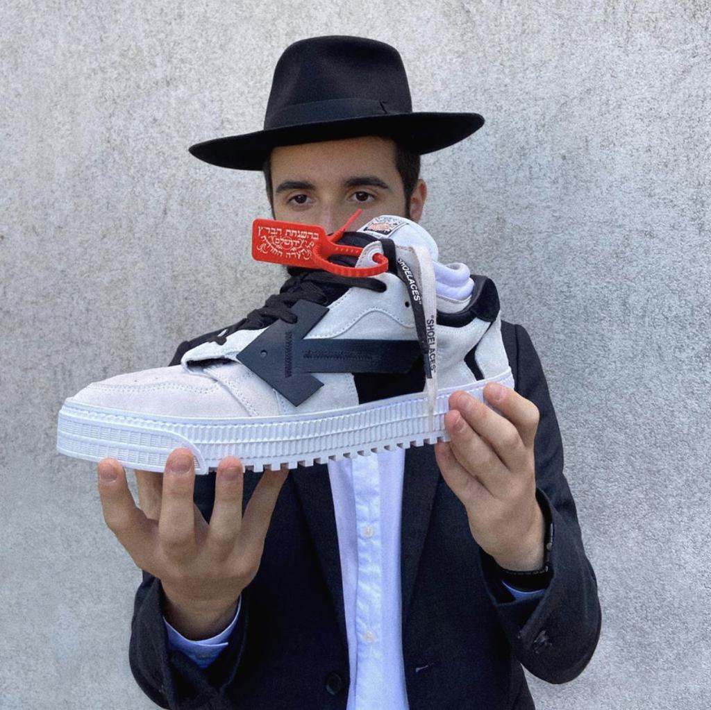 הרבי שמלמד תורה באמצעות נעלי סניקרס
