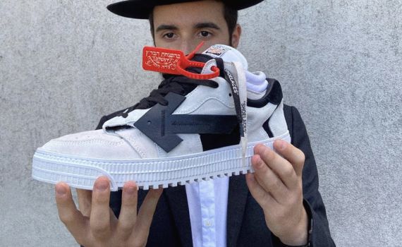 הרבי שמלמד תורה באמצעות נעלי סניקרס