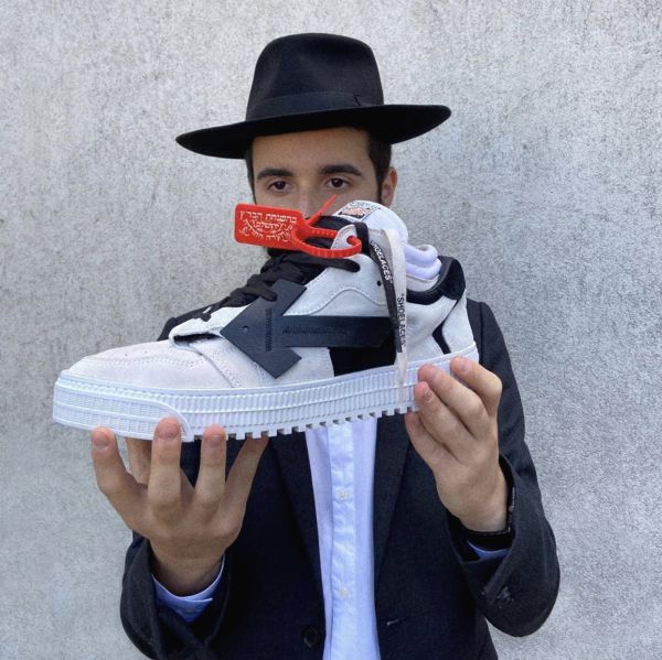 הרבי שמלמד תורה באמצעות נעלי סניקרס