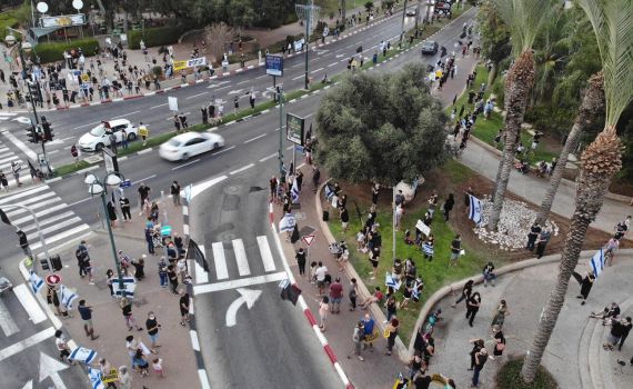 הפגנות נגד נתניהו ברחבי הארץ; מפגינים הותקפו