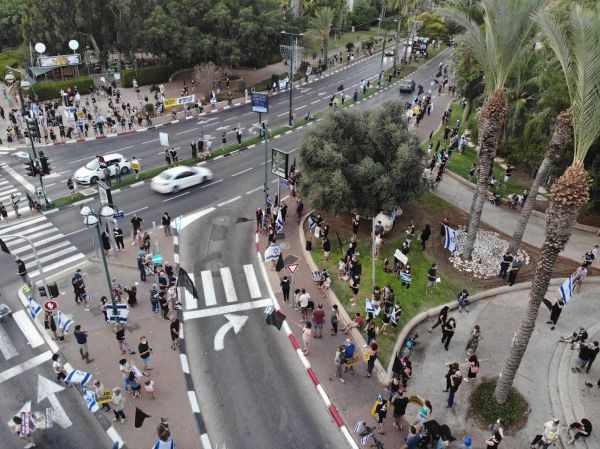 הפגנות נגד נתניהו ברחבי הארץ; מפגינים הותקפו