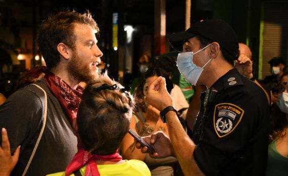 ההפגנות בת"א: 3 עצורים, מפגינה הכתה שוטר בפניו