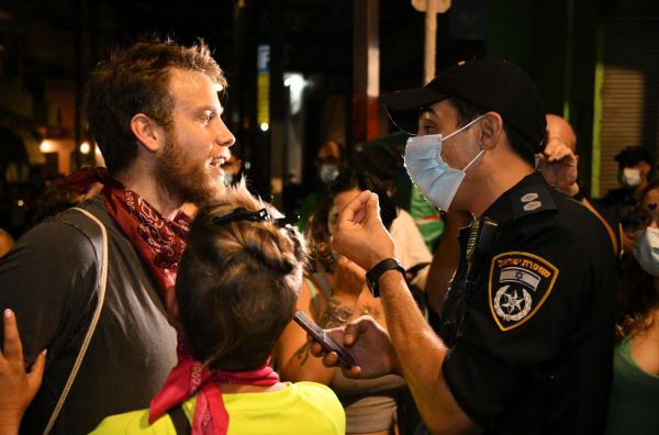 ההפגנות בת"א: 3 עצורים, מפגינה הכתה שוטר בפניו