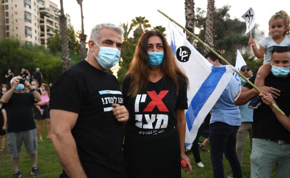 לפיד בהפגנה: "אנשים לא מוכנים שיקחו את התקווה"