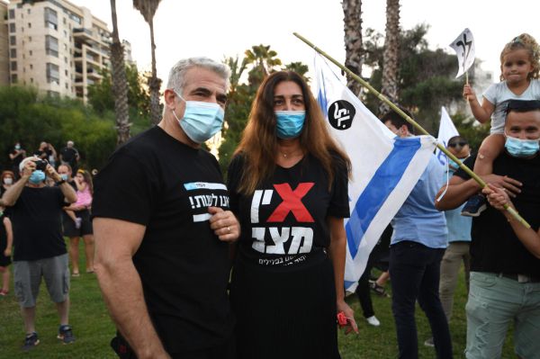 לפיד בהפגנה: "אנשים לא מוכנים שיקחו את התקווה"