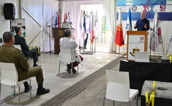 גנץ: "עשור של הזנחה שפגש מגיפה"