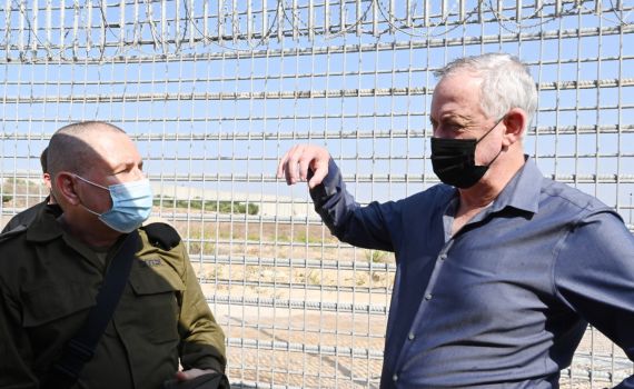 גנץ בסיור בדרום: תושבי העוטף יכולים לישון בשקט