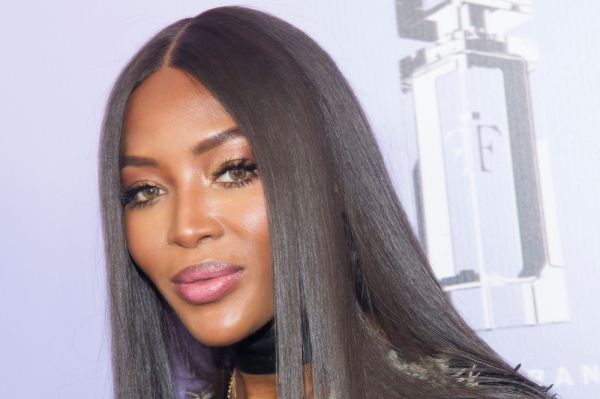 נעמי קמפבל בשמלה צנועה ב'ווג' אז מה הקשר לישראל?