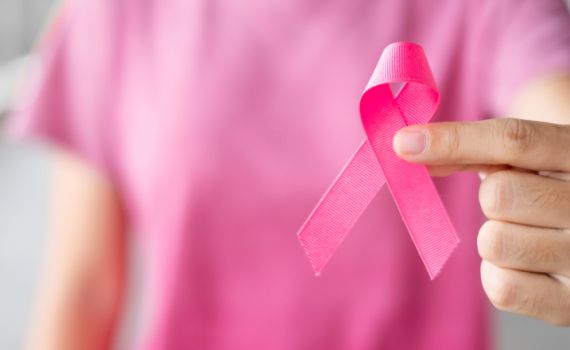 חודש המודעות לסרטן השד: פריטי אופנה שהם תרומה