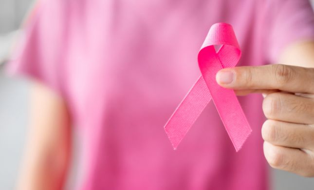  חודש המודעות לסרטן השד: פריטי אופנה שהם תרומה