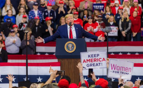 טראמפ באירוע ראשון מאז שנדבק: "מרגיש חזק"