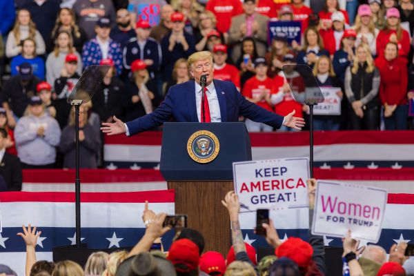 טראמפ באירוע ראשון מאז שנדבק: "מרגיש חזק"