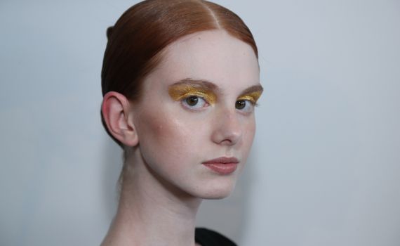 טרנדים באיפור לאביב 2021: מה למדנו משבועות האופנה