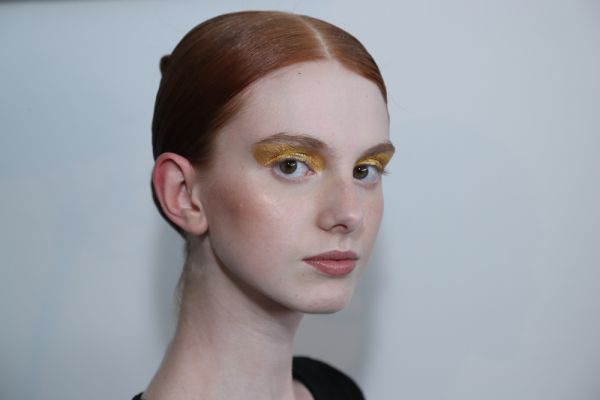 טרנדים באיפור לאביב 2021: מה למדנו משבועות האופנה