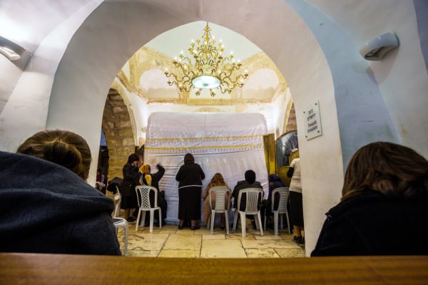 זוכרים מרחוק: יום פטירת רחל אימנו בשכונות ירושלים