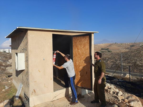 "אפשר להדליק מזגן אחד; ולחשוב אם לקלח את הילד"