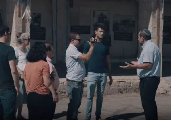 צפו: כשסיור של אנרכיסטים פוגש מתנחל בחברון