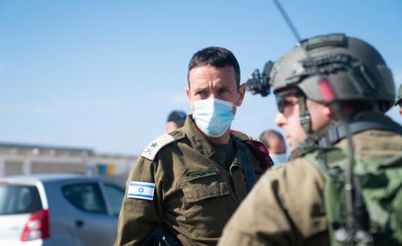 עימות חריג בין האלוף לחיילים: "תוריד את הנשק"