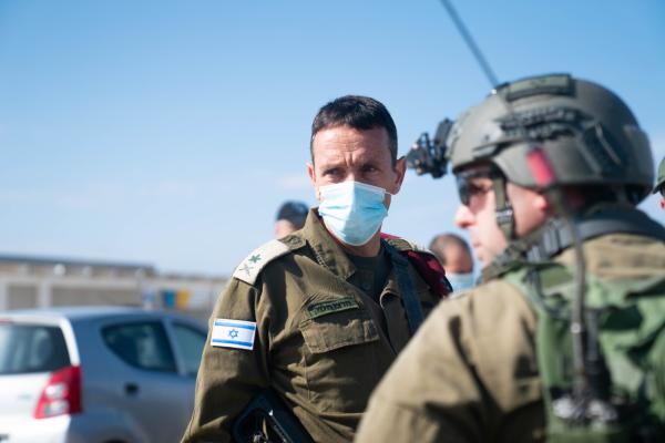 עימות חריג בין האלוף לחיילים: "תוריד את הנשק"