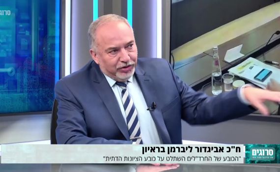 ליברמן על נתניהו: אולי במקום לשיר תוביל מדיניות?