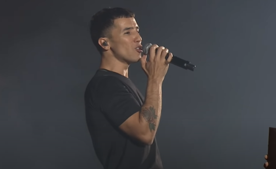 צפו: הראל סקעת חוזר 16 שנה אחורה בביצוע מפתיע