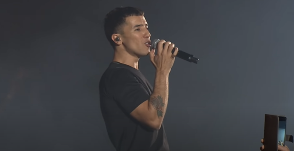 צפו: הראל סקעת חוזר 16 שנה אחורה בביצוע מפתיע