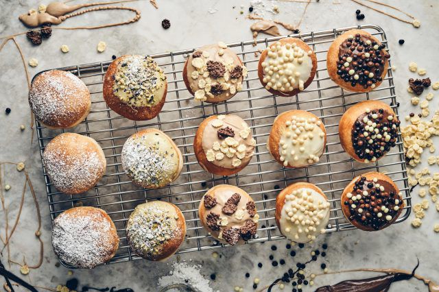 פותחים בסטייל: כך תכינו סופגניות מושקעות בבית