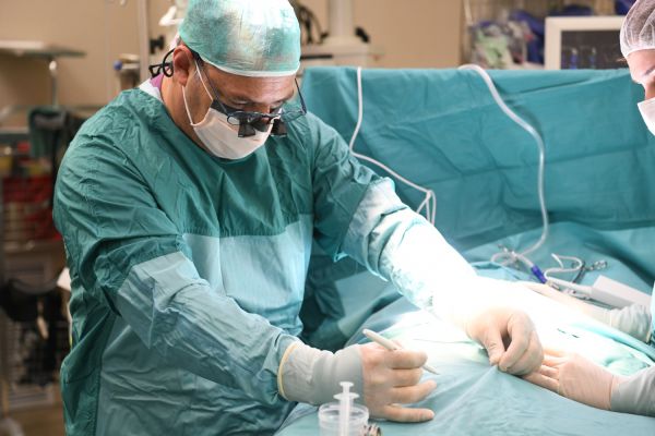 בן 10 נפל ונתקע בפינת ספסל וכמעט איבד כליה