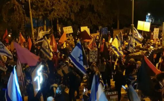 בניגוד להנחיות: הפגנה מול ביתו הפרטי של  נתניהו