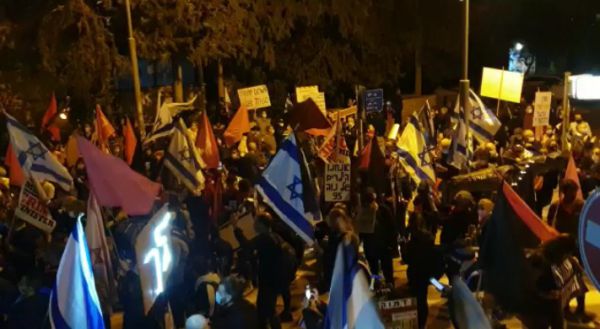 בניגוד להנחיות: הפגנה מול ביתו הפרטי של  נתניהו