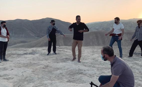 באמצע הצילומים: הג'יפ של הזמר הסרוג התדרדר. צפו