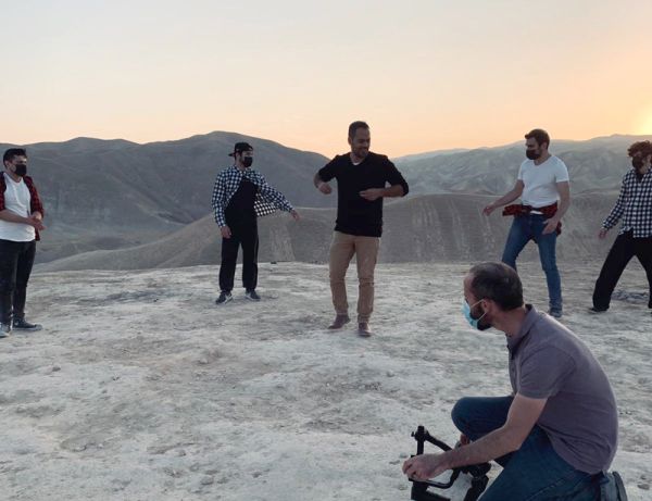 באמצע הצילומים: הג'יפ של הזמר הסרוג התדרדר. צפו