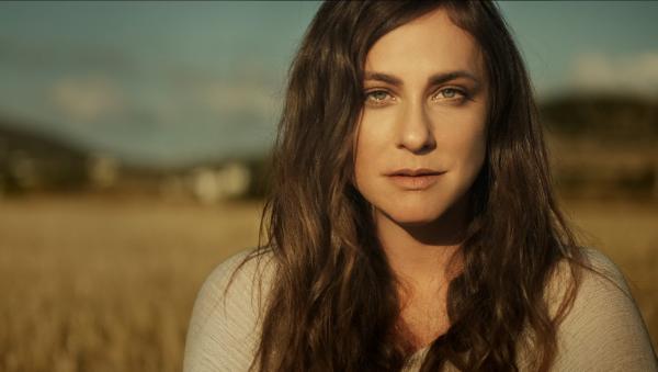 קרן פלס בקריאה לאמנים: 'די לקלישאות. אי אפשר לשתוק'