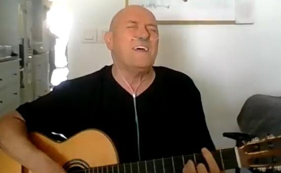 מרגש: שלומי שבת שר לראשונה לאחר האשפוז