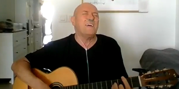 מרגש: שלומי שבת שר לראשונה לאחר האשפוז