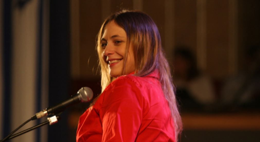 אוי לה לקרן פלס שהעזה