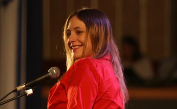 אוי לה לקרן פלס שהעזה