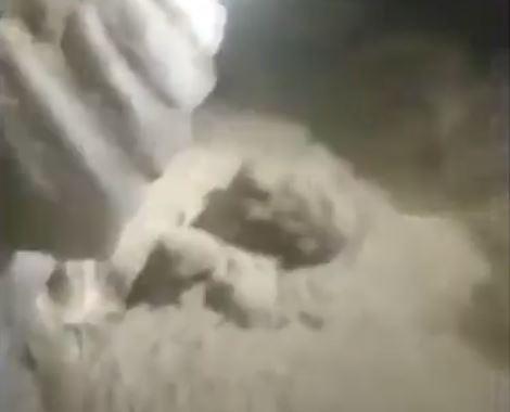 תיעוד מפחיד: 15 מטיילים נלכדו בשטפון במערה. צפו ברגעי האימה