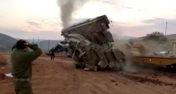 תיעוד מטורף: טנק התהפך באימון בבקעה. צפו