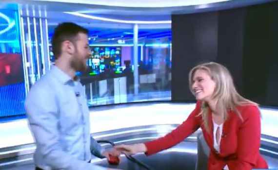 מבזקנית חדשות 13 קיבלה הצעת נישואין בשידור חי. צפו