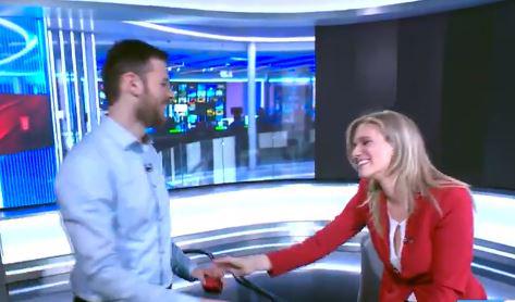 מבזקנית חדשות 13 קיבלה הצעת נישואין בשידור חי. צפו