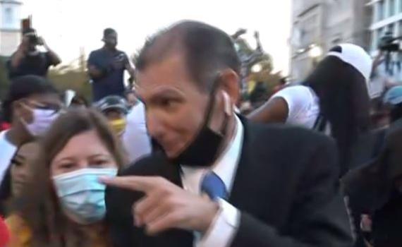 באמצע דיווח: כתב חדשות 13 פצח בריקוד. צפו