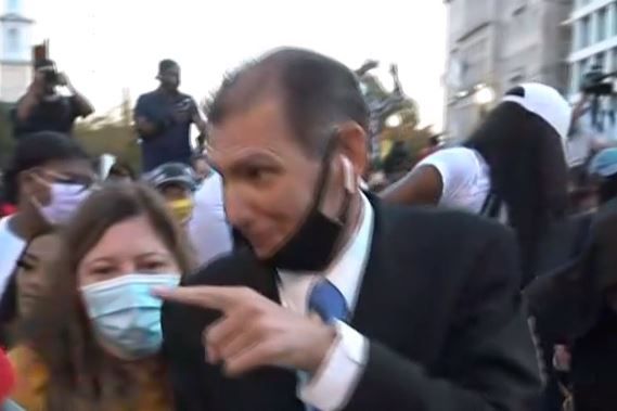 באמצע דיווח: כתב חדשות 13 פצח בריקוד. צפו