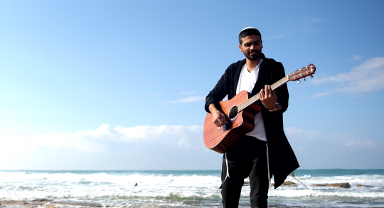 "התחלתי לכתוב את הסינגל בבית, וסיימתי בסוף העולם"