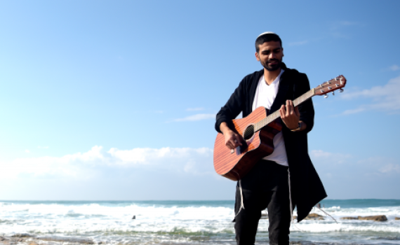 "התחלתי לכתוב את הסינגל בבית, וסיימתי בסוף העולם"