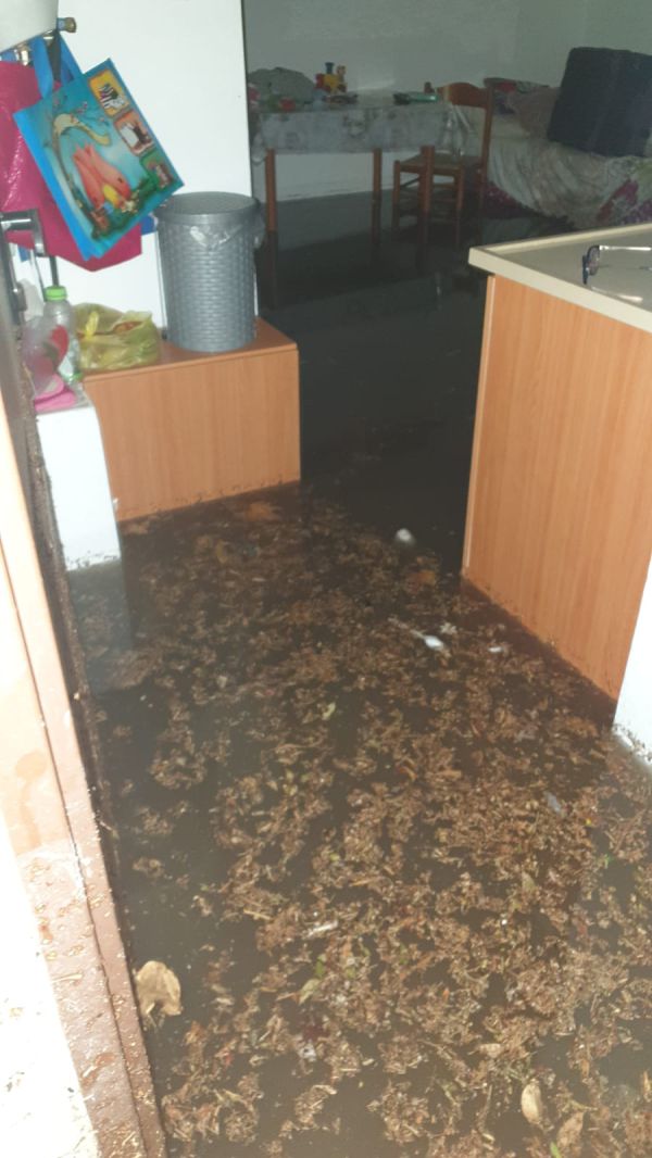 נזקי מזג האוויר: משפחה נלכדה בביתה בגבעת זאב